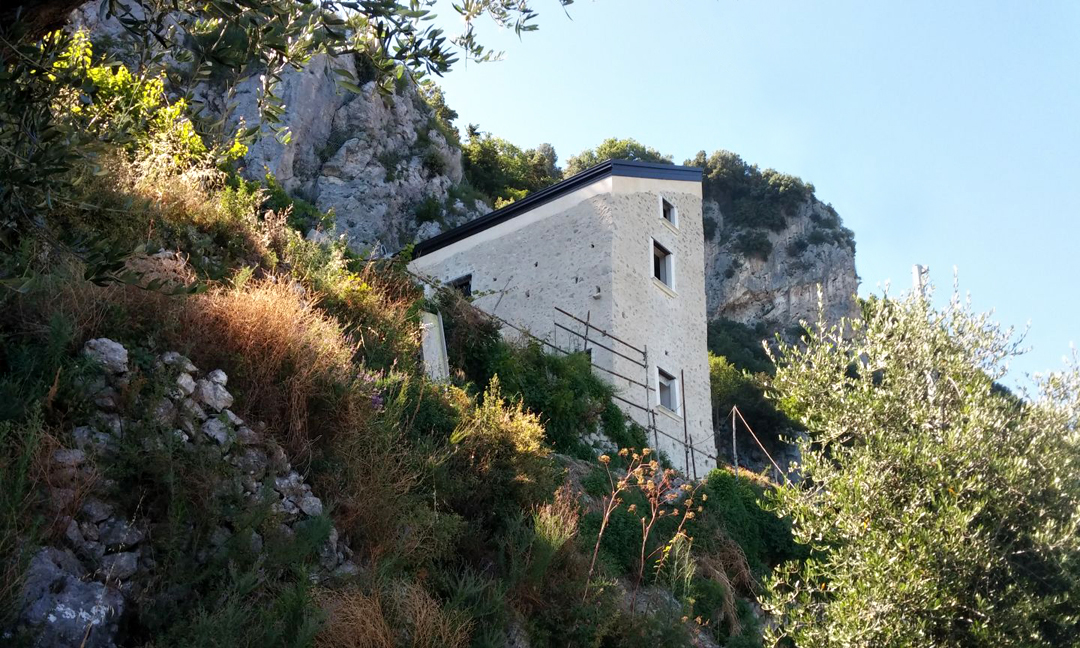 2015 - Restauro di edificio rurale ad uso casa vacanza  a Furore (SA - costiera amalfitana). Con arch. Andrea Florio